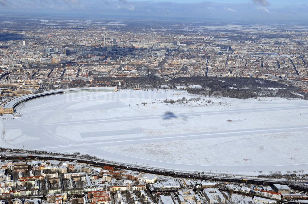 Berlin von oben - Blick auf das winterlich verschneite Areal des stillgelegten Flughafens in Berlin-Tempelhof.