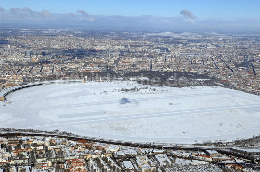 Berlin aus der Vogelperspektive: Blick auf das winterlich verschneite Areal des stillgelegten Flughafens in Berlin-Tempelhof.