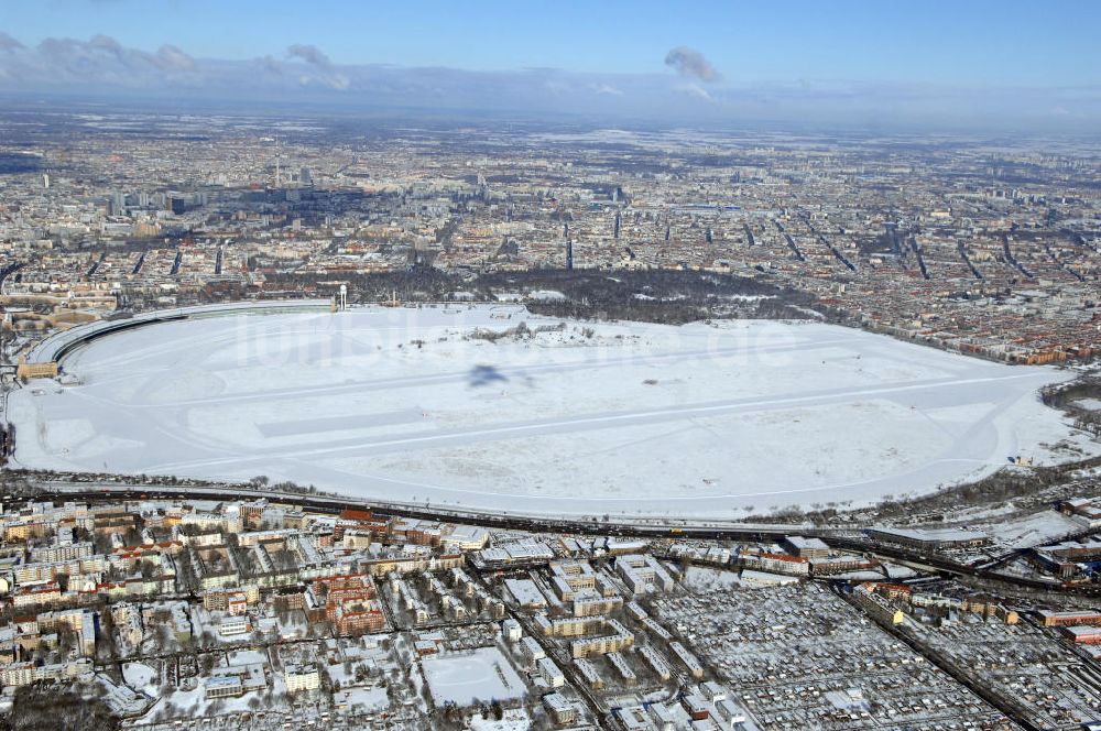 Luftbild Berlin - Blick auf das winterlich verschneite Areal des stillgelegten Flughafens in Berlin-Tempelhof.