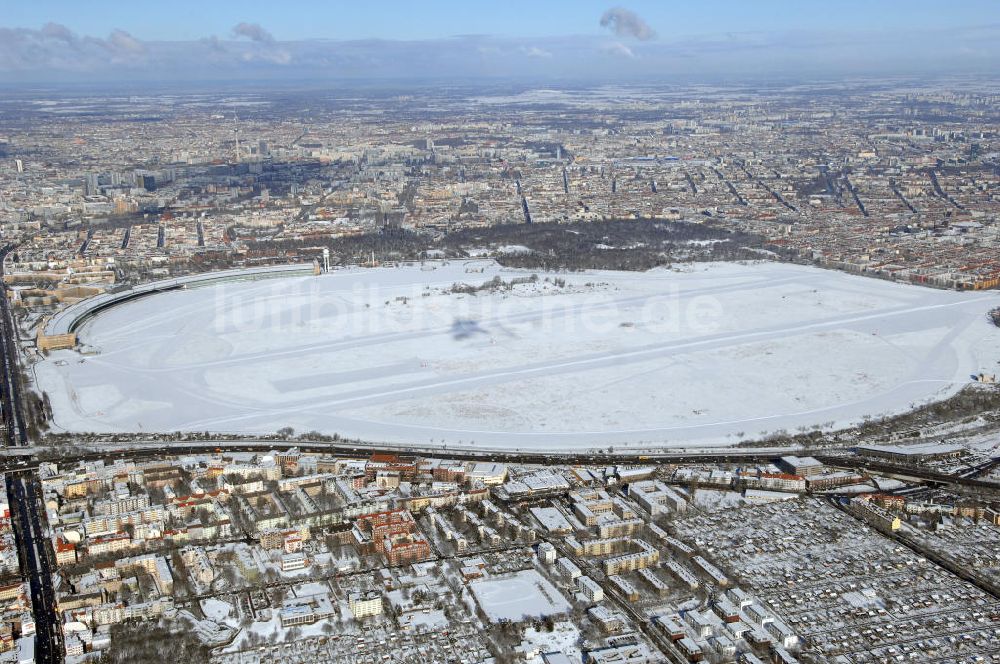 Luftaufnahme Berlin - Blick auf das winterlich verschneite Areal des stillgelegten Flughafens in Berlin-Tempelhof.