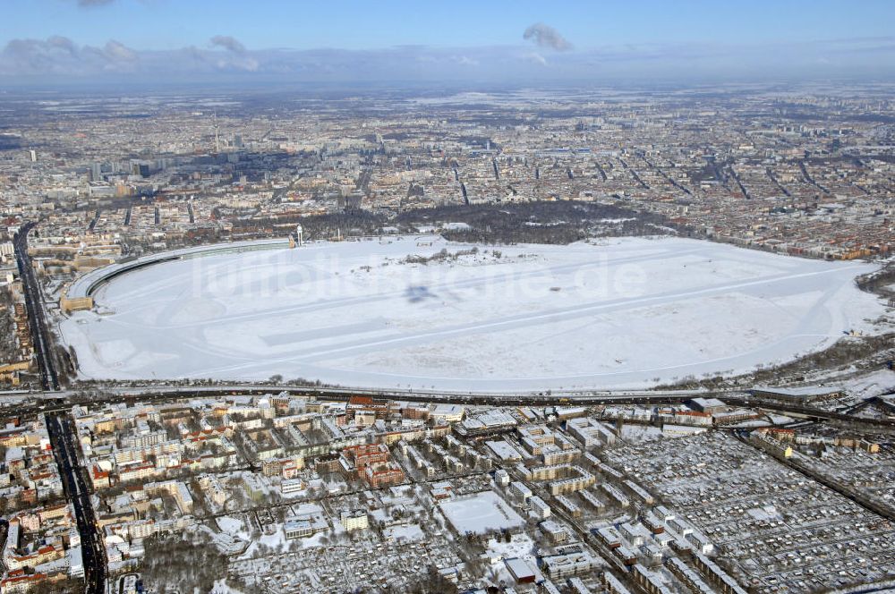 Berlin von oben - Blick auf das winterlich verschneite Areal des stillgelegten Flughafens in Berlin-Tempelhof.