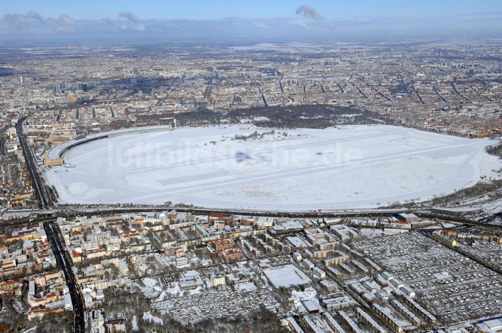 Berlin aus der Vogelperspektive: Blick auf das winterlich verschneite Areal des stillgelegten Flughafens in Berlin-Tempelhof.