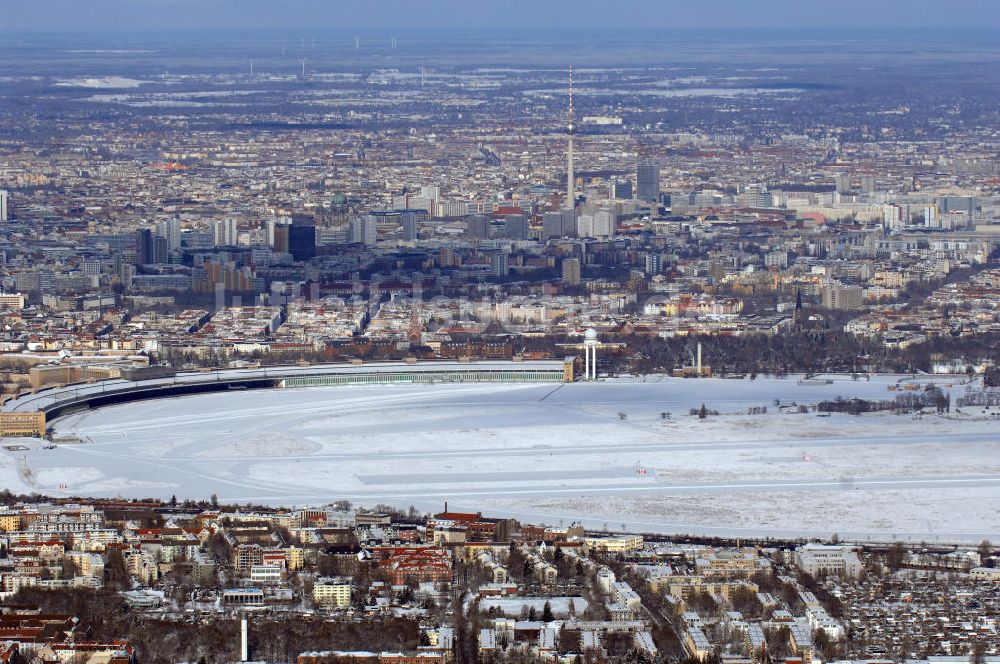 Luftbild Berlin - Blick auf das winterlich verschneite Areal des stillgelegten Flughafens in Berlin-Tempelhof.