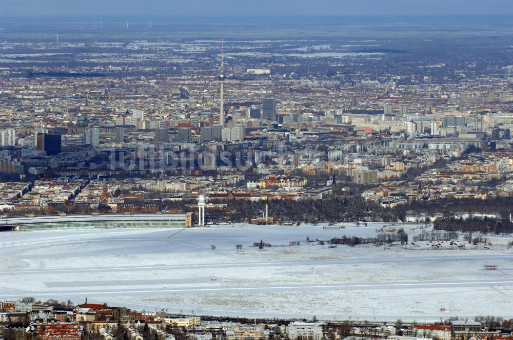 Luftaufnahme Berlin - Blick auf das winterlich verschneite Areal des stillgelegten Flughafens in Berlin-Tempelhof.