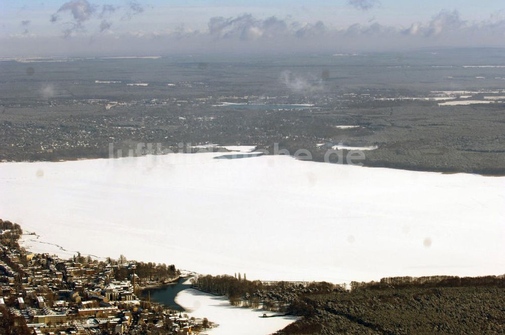 Luftaufnahme Berlin - Blick auf das winterlich verschneite Areal zugefrorenen Berliner Müggelsee