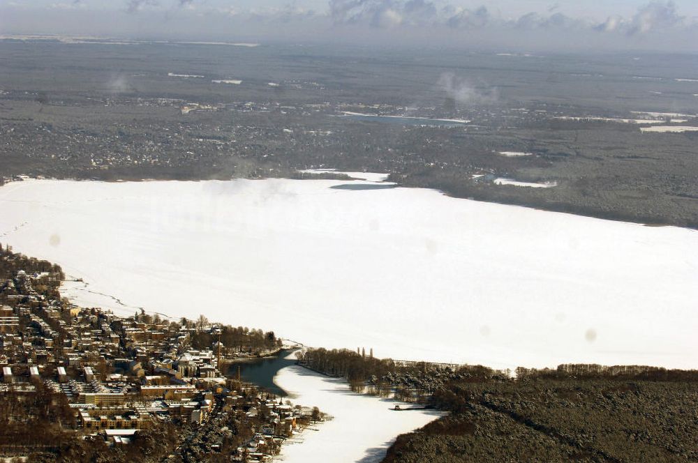 Berlin von oben - Blick auf das winterlich verschneite Areal zugefrorenen Berliner Müggelsee