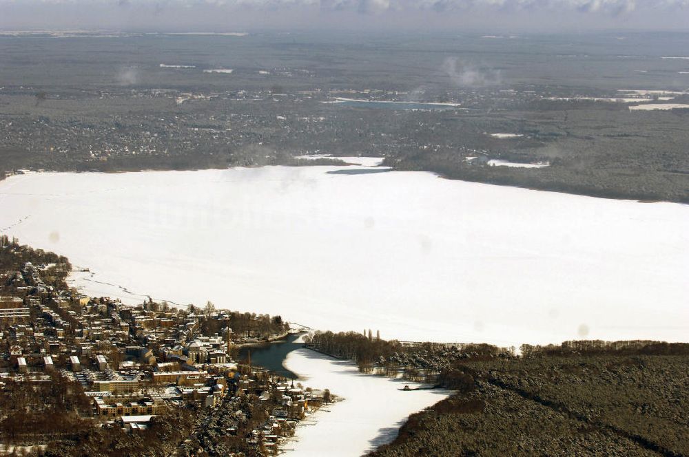 Berlin aus der Vogelperspektive: Blick auf das winterlich verschneite Areal zugefrorenen Berliner Müggelsee