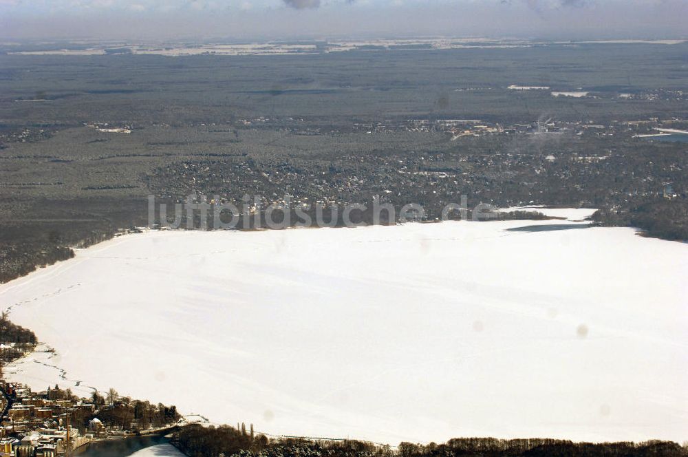 Luftbild Berlin - Blick auf das winterlich verschneite Areal zugefrorenen Berliner Müggelsee