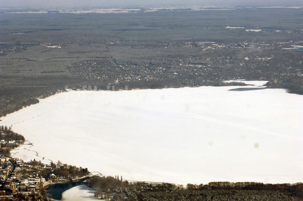 Luftaufnahme Berlin - Blick auf das winterlich verschneite Areal zugefrorenen Berliner Müggelsee