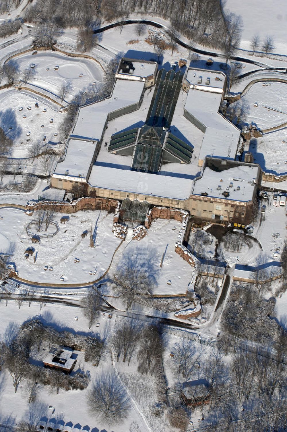 Berlin von oben - Blick auf den winterlich verschneite Elefantenhaus im Berliner Tierpark in Friedrichsfelde