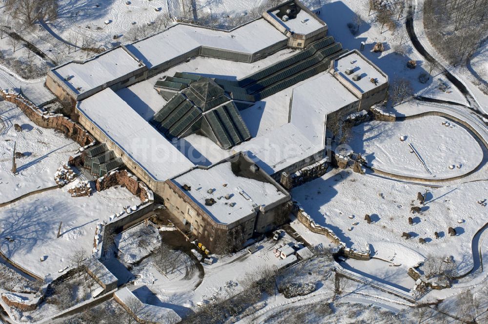 Luftbild Berlin - Blick auf den winterlich verschneite Elefantenhaus im Berliner Tierpark in Friedrichsfelde