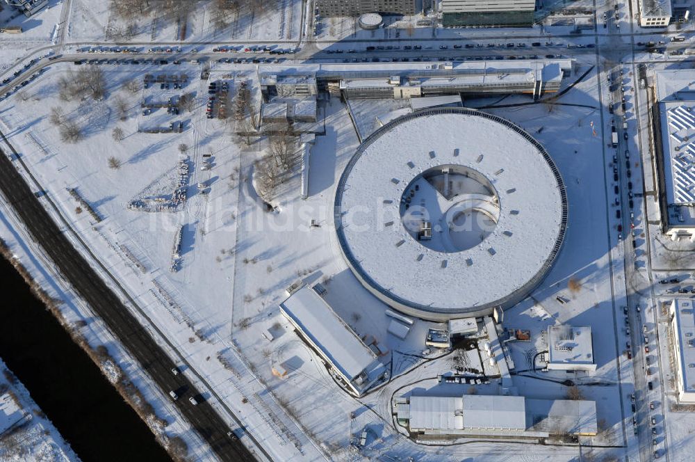 Berlin von oben - Blick auf das winterlich, verschneite Geländes des Elektronenspeicherringes Bessy in Berlin-Köpenick