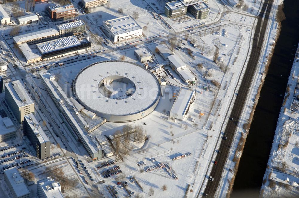 Berlin aus der Vogelperspektive: Blick auf das winterlich, verschneite Geländes des Elektronenspeicherringes Bessy in Berlin-Köpenick