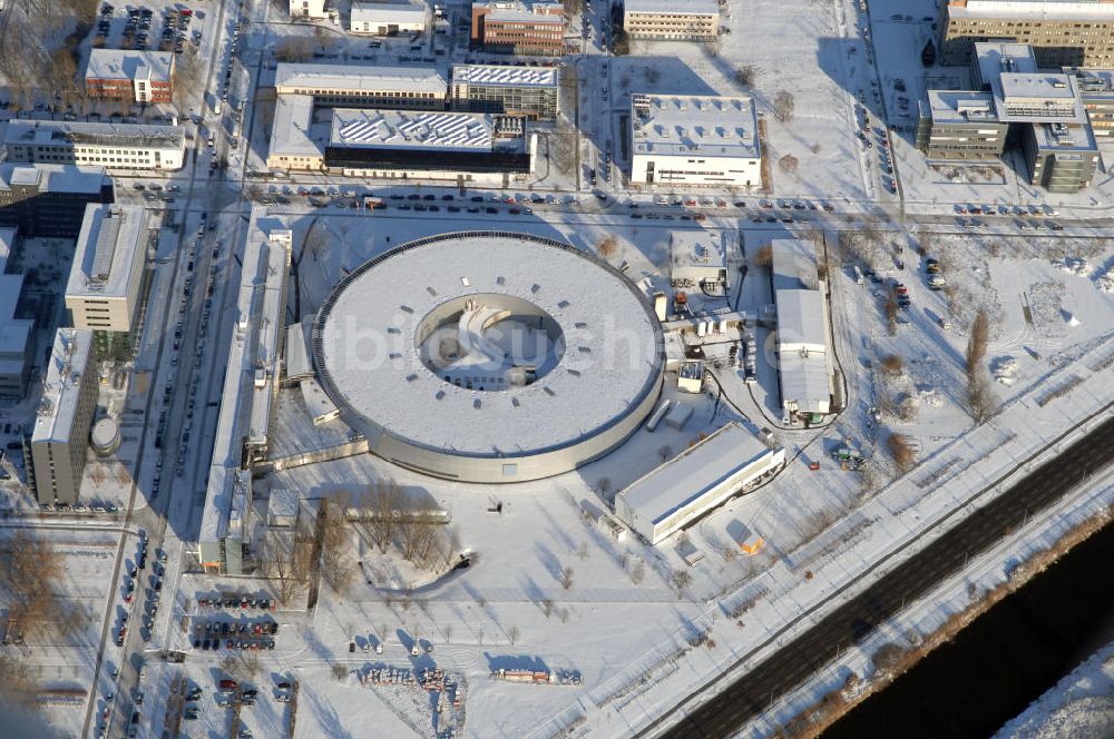 Luftbild Berlin - Blick auf das winterlich, verschneite Geländes des Elektronenspeicherringes Bessy in Berlin-Köpenick