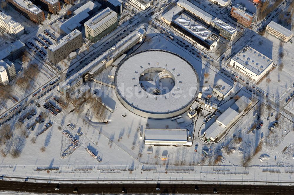 Luftaufnahme Berlin - Blick auf das winterlich, verschneite Geländes des Elektronenspeicherringes Bessy in Berlin-Köpenick