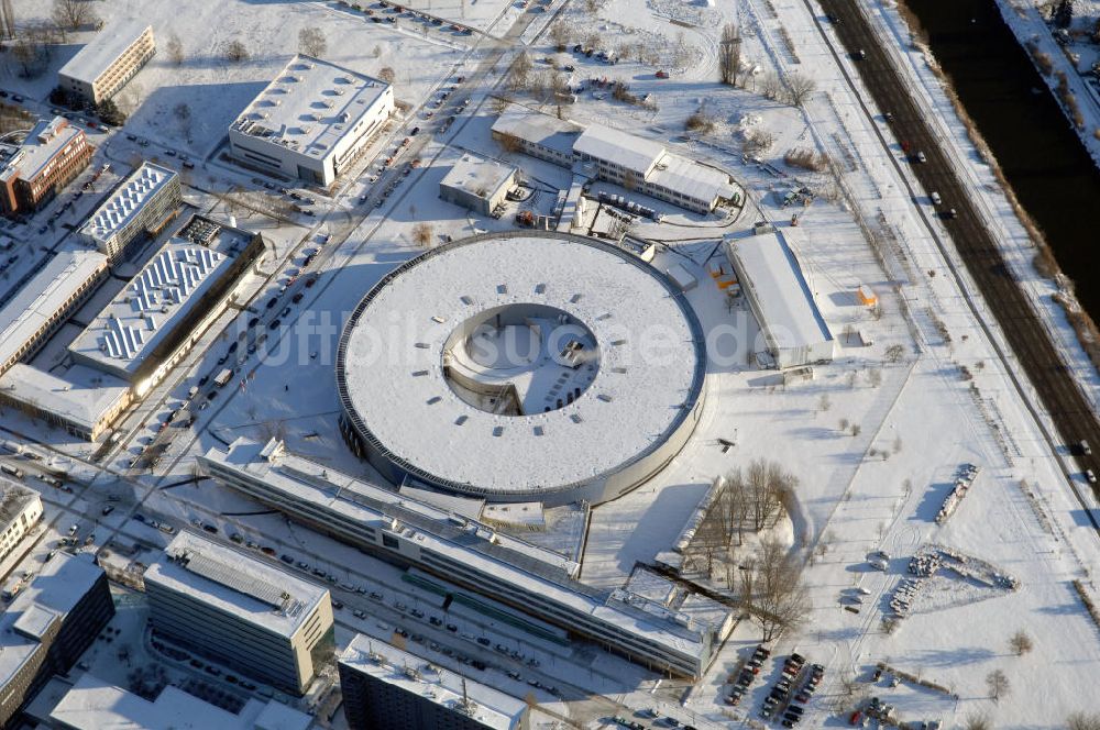 Berlin von oben - Blick auf das winterlich, verschneite Geländes des Elektronenspeicherringes Bessy in Berlin-Köpenick