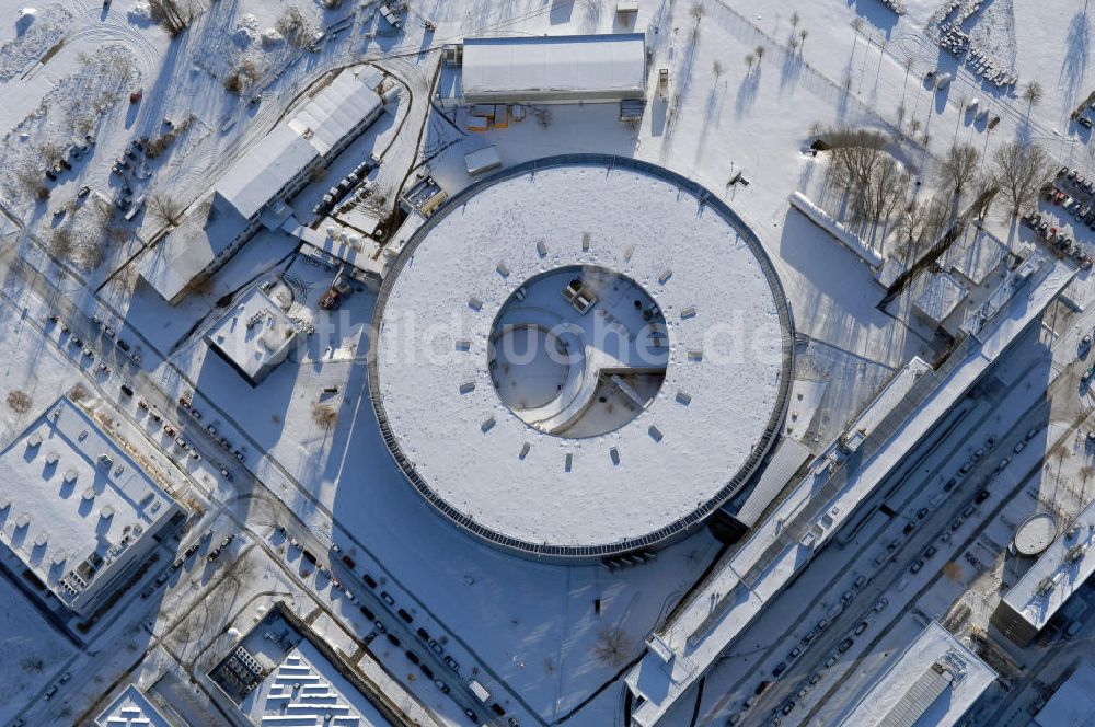 Luftaufnahme Berlin - Blick auf das winterlich, verschneite Geländes des Elektronenspeicherringes Bessy in Berlin-Köpenick