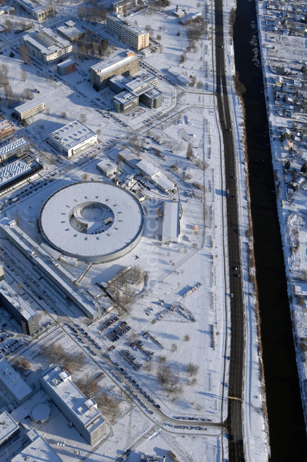 Berlin von oben - Blick auf das winterlich, verschneite Geländes des Elektronenspeicherringes Bessy in Berlin-Köpenick