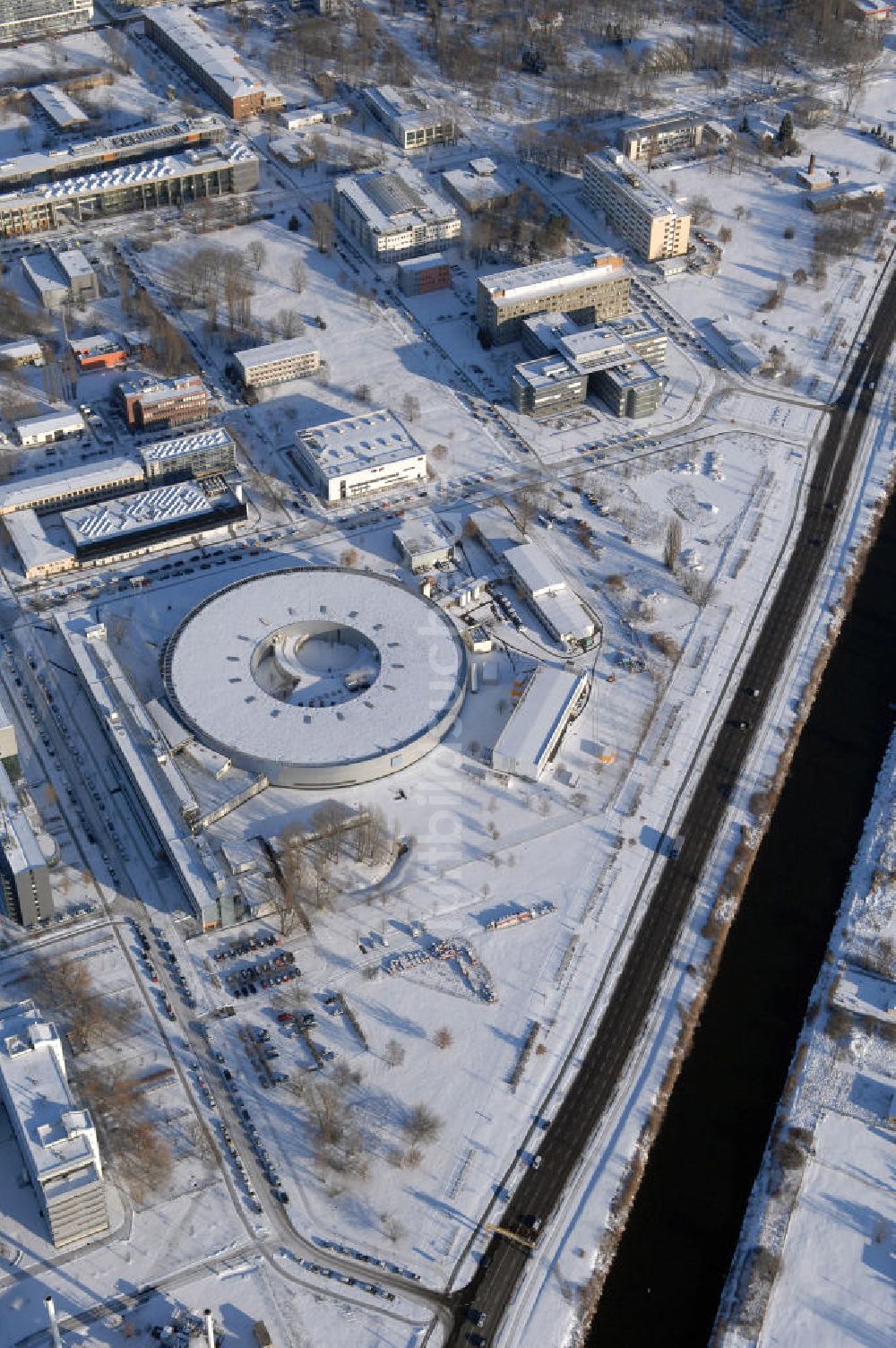 Berlin aus der Vogelperspektive: Blick auf das winterlich, verschneite Geländes des Elektronenspeicherringes Bessy in Berlin-Köpenick