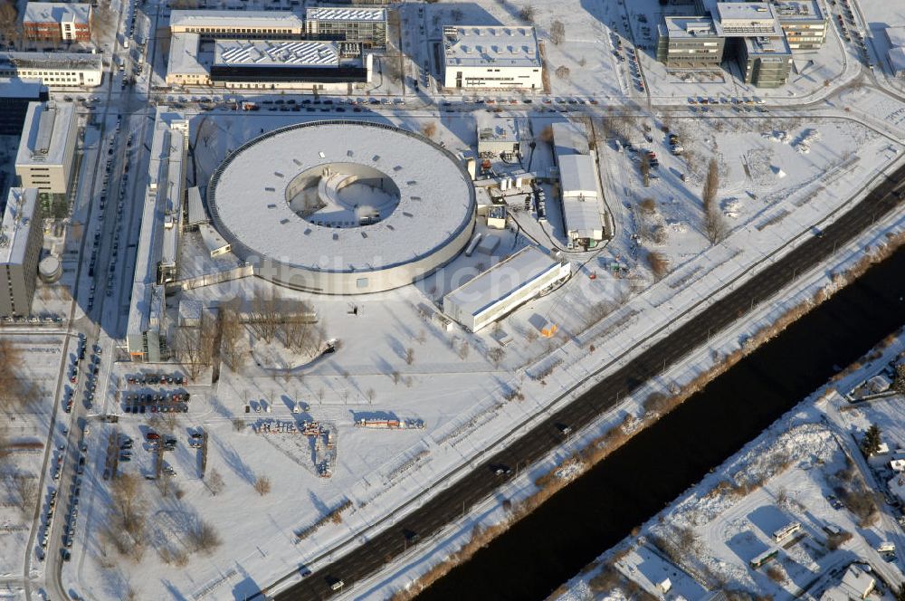 Luftbild Berlin - Blick auf das winterlich, verschneite Geländes des Elektronenspeicherringes Bessy in Berlin-Köpenick