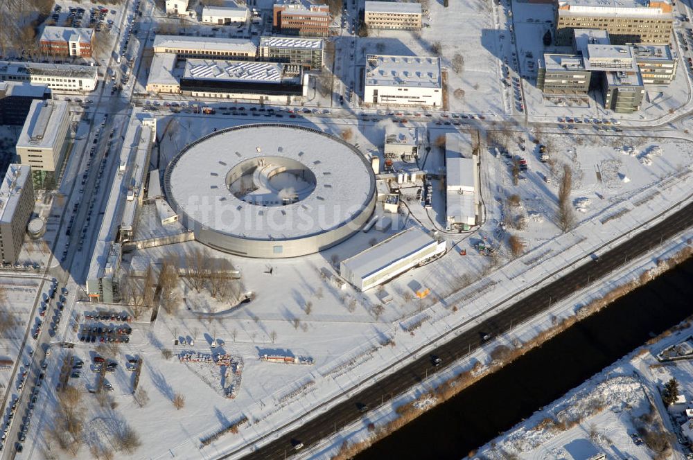 Luftaufnahme Berlin - Blick auf das winterlich, verschneite Geländes des Elektronenspeicherringes Bessy in Berlin-Köpenick