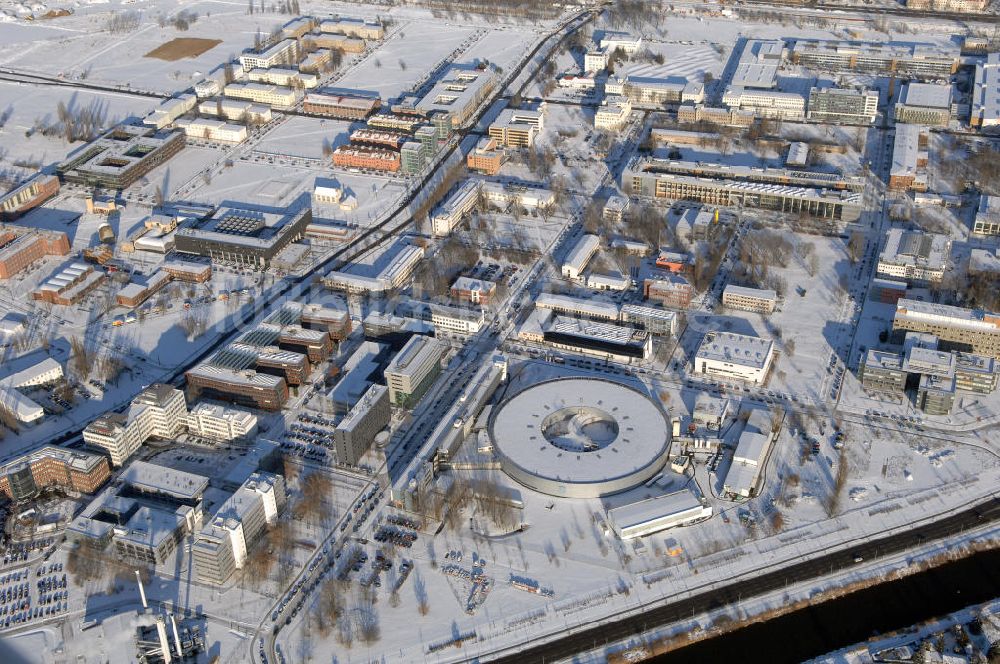 Berlin von oben - Blick auf das winterlich, verschneite Geländes des Elektronenspeicherringes Bessy in Berlin-Köpenick