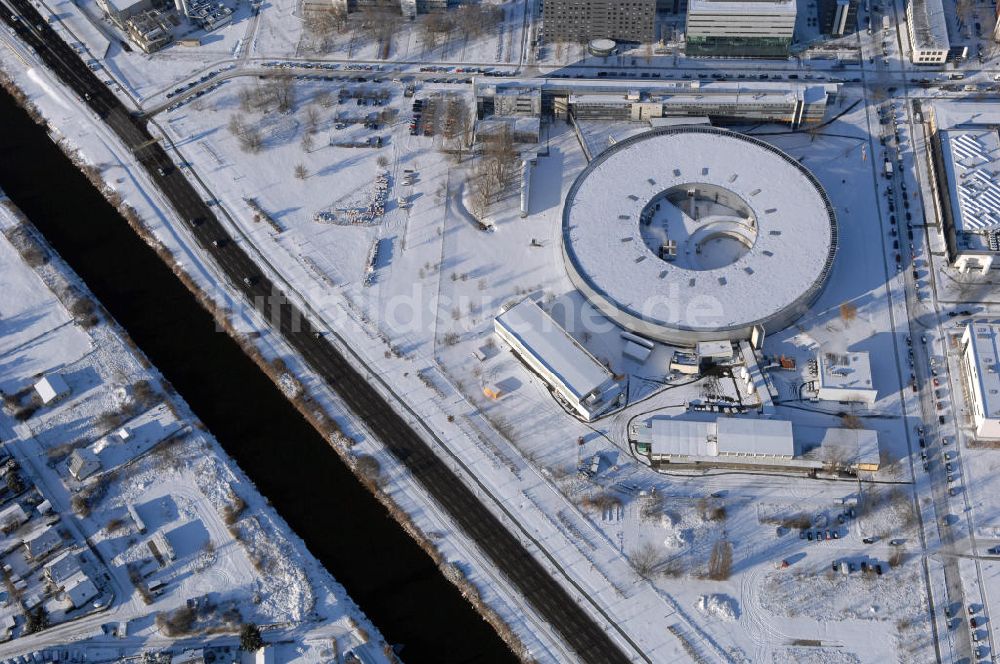 Luftbild Berlin - Blick auf das winterlich, verschneite Geländes des Elektronenspeicherringes Bessy in Berlin-Köpenick