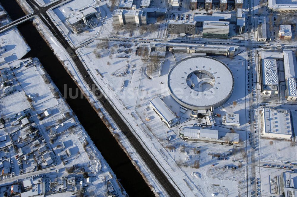 Luftaufnahme Berlin - Blick auf das winterlich, verschneite Geländes des Elektronenspeicherringes Bessy in Berlin-Köpenick