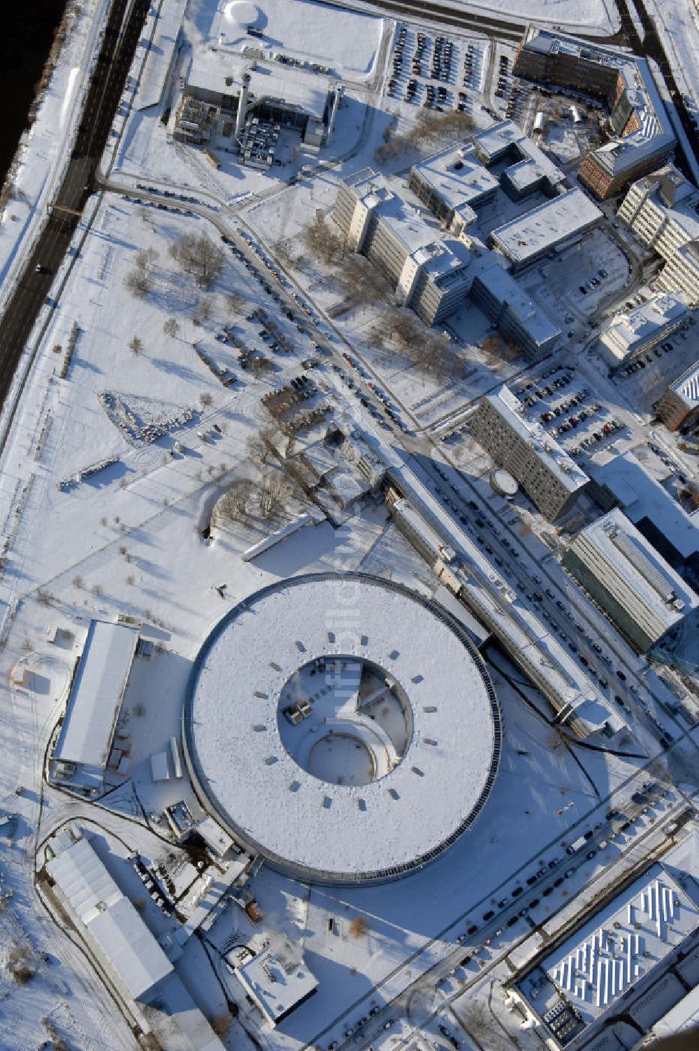 Berlin von oben - Blick auf das winterlich, verschneite Geländes des Elektronenspeicherringes Bessy in Berlin-Köpenick