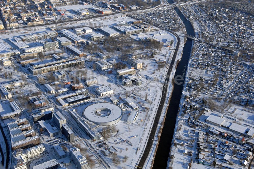 Luftbild Berlin - Blick auf das winterlich, verschneite Geländes des Elektronenspeicherringes Bessy in Berlin-Köpenick