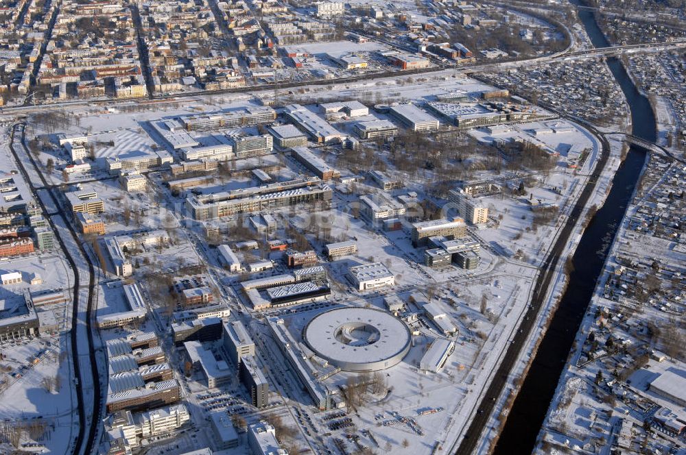 Luftaufnahme Berlin - Blick auf das winterlich, verschneite Geländes des Elektronenspeicherringes Bessy in Berlin-Köpenick