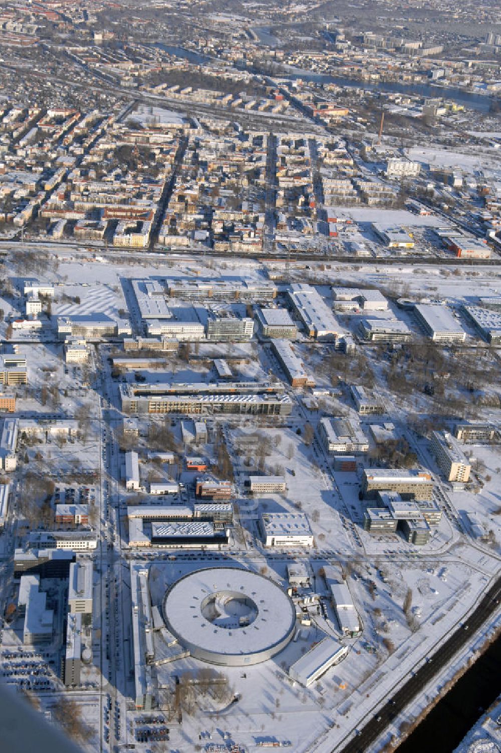 Berlin von oben - Blick auf das winterlich, verschneite Geländes des Elektronenspeicherringes Bessy in Berlin-Köpenick