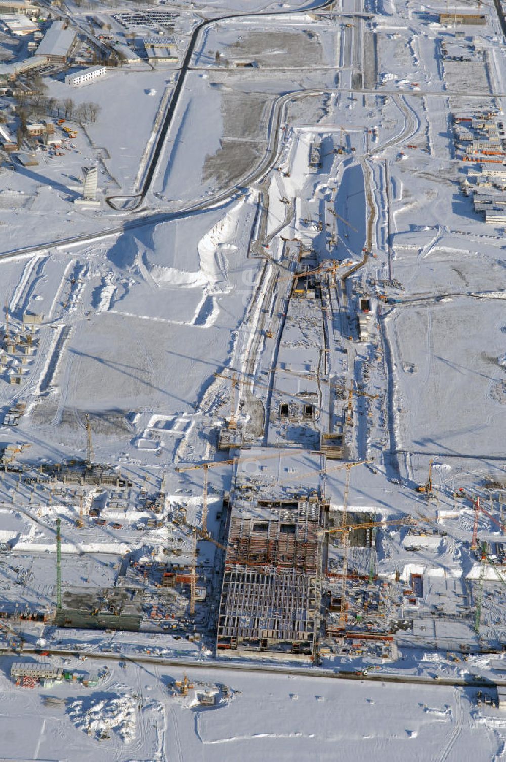 Luftbild SCHÖNEFELD - Blick auf die winterlich verschneite Großbaustelle Neubau Bahnhof BBI am Flughafen Berlin-Schönefeld.