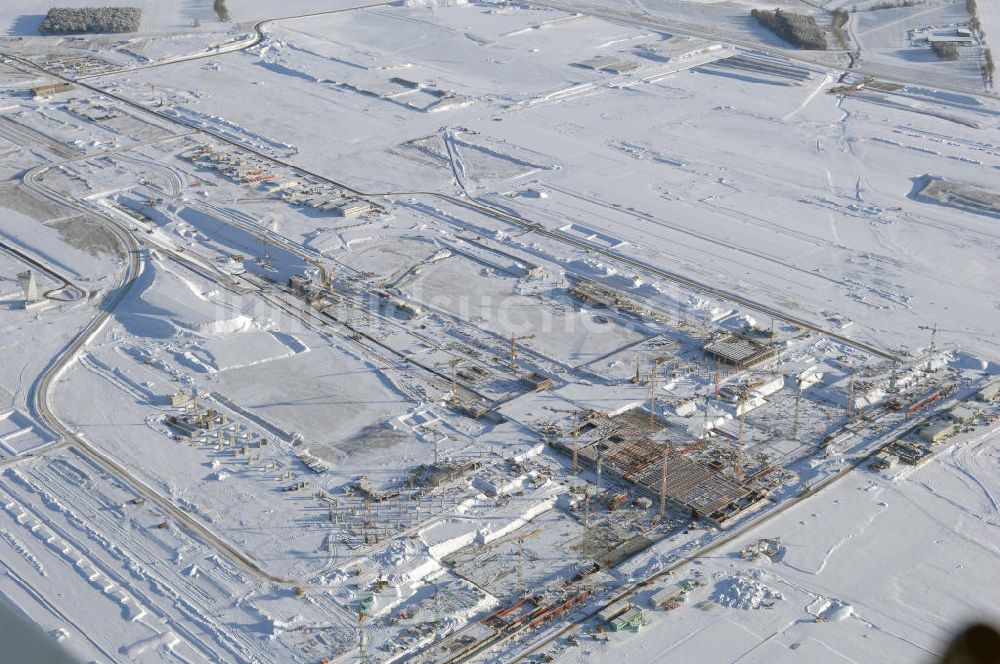 Luftaufnahme SCHÖNEFELD - Blick auf die winterlich verschneite Großbaustelle Neubau Bahnhof BBI am Flughafen Berlin-Schönefeld.