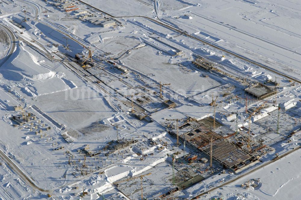 SCHÖNEFELD von oben - Blick auf die winterlich verschneite Großbaustelle Neubau Bahnhof BBI am Flughafen Berlin-Schönefeld.