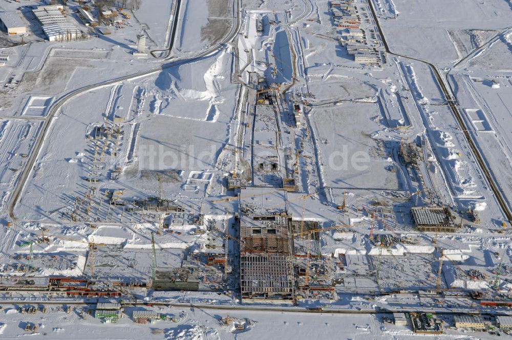 SCHÖNEFELD aus der Vogelperspektive: Blick auf die winterlich verschneite Großbaustelle Neubau Bahnhof BBI am Flughafen Berlin-Schönefeld.