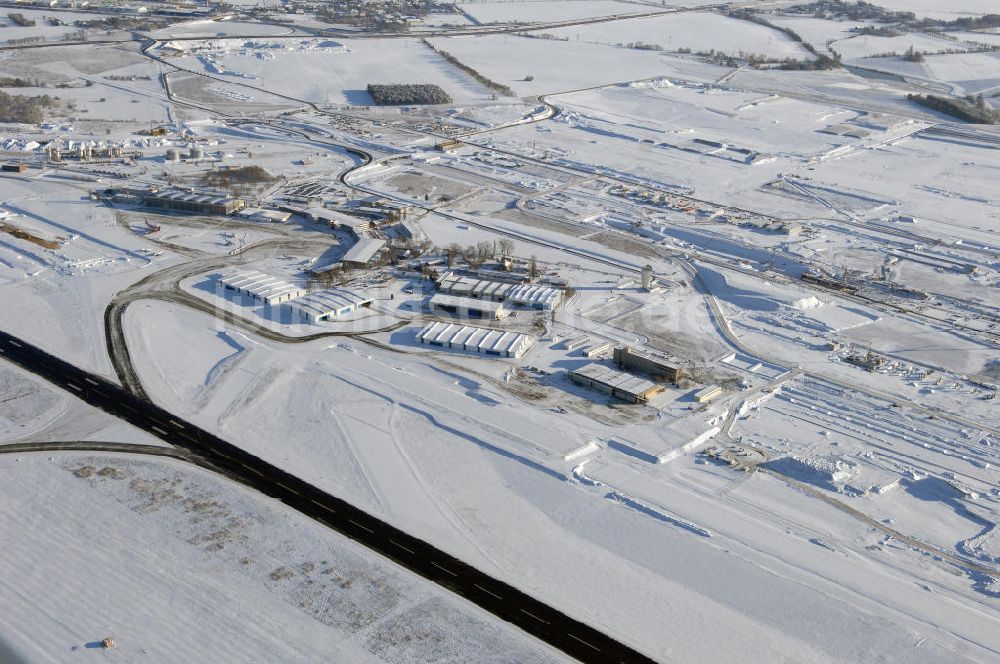 Luftbild SCHÖNEFELD - Blick auf die winterlich verschneite Großbaustelle Neubau Bahnhof BBI am Flughafen Berlin-Schönefeld.