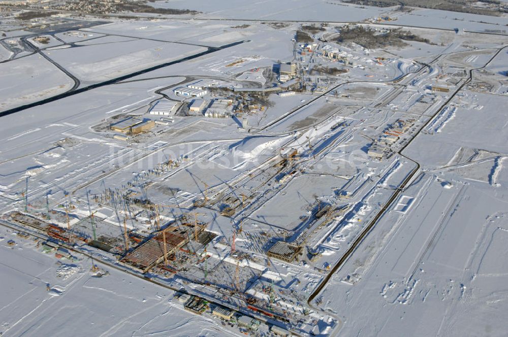 SCHÖNEFELD von oben - Blick auf die winterlich verschneite Großbaustelle Neubau Bahnhof BBI am Flughafen Berlin-Schönefeld.