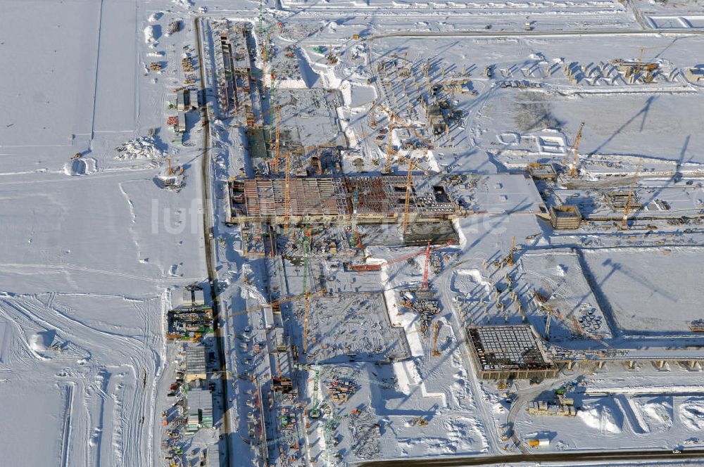 SCHÖNEFELD von oben - Blick auf die winterlich verschneite Großbaustelle Neubau Bahnhof BBI am Flughafen Berlin-Schönefeld.