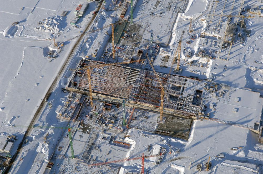 Luftaufnahme SCHÖNEFELD - Blick auf die winterlich verschneite Großbaustelle Neubau Bahnhof BBI am Flughafen Berlin-Schönefeld.