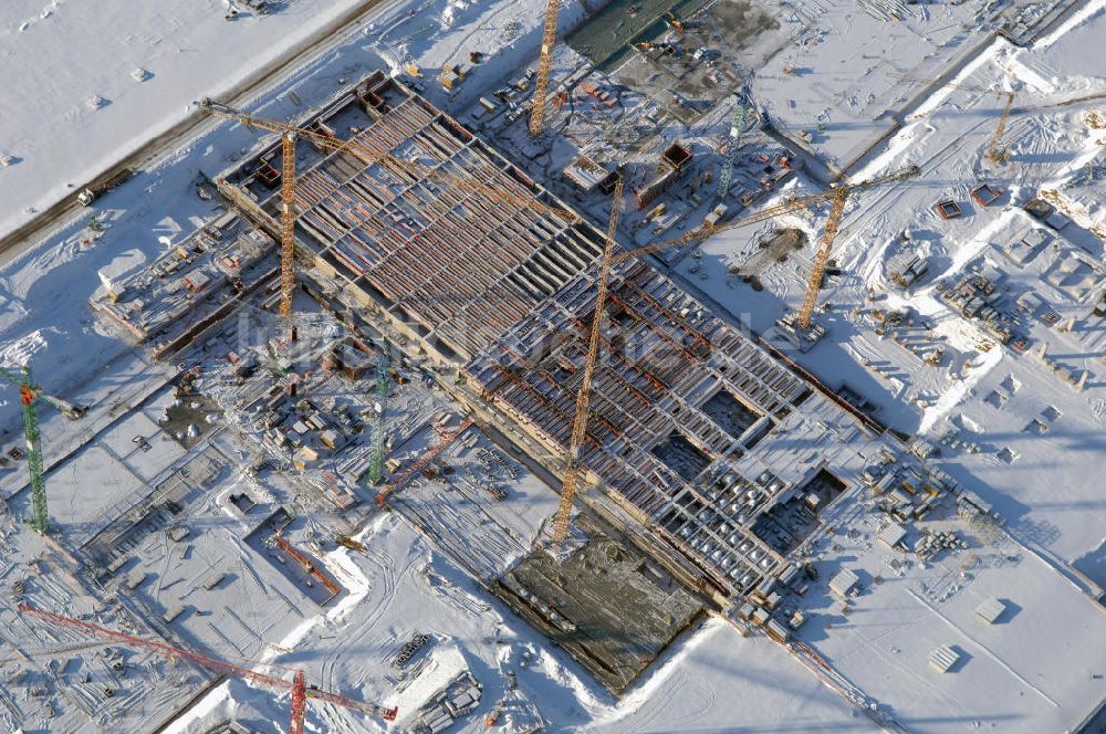 SCHÖNEFELD von oben - Blick auf die winterlich verschneite Großbaustelle Neubau Bahnhof BBI am Flughafen Berlin-Schönefeld.