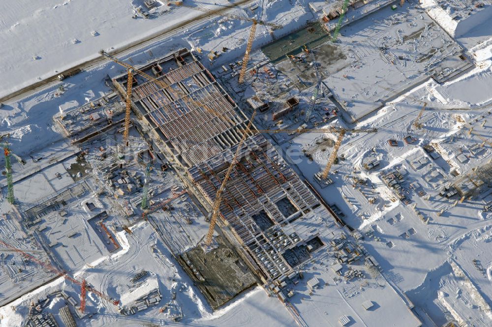 SCHÖNEFELD aus der Vogelperspektive: Blick auf die winterlich verschneite Großbaustelle Neubau Bahnhof BBI am Flughafen Berlin-Schönefeld.