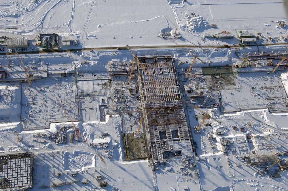 Luftbild SCHÖNEFELD - Blick auf die winterlich verschneite Großbaustelle Neubau Bahnhof BBI am Flughafen Berlin-Schönefeld.