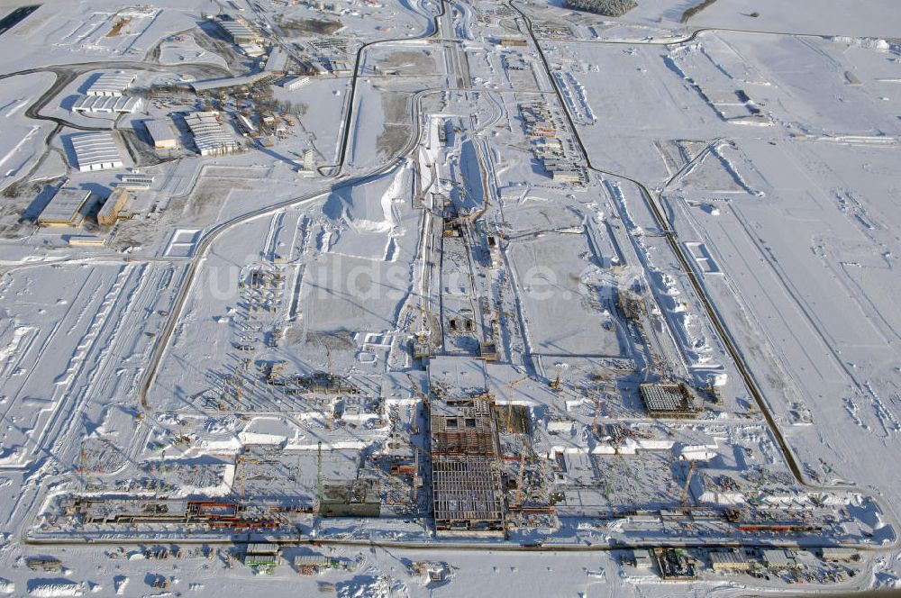 SCHÖNEFELD von oben - Blick auf die winterlich verschneite Großbaustelle Neubau Bahnhof BBI am Flughafen Berlin-Schönefeld.