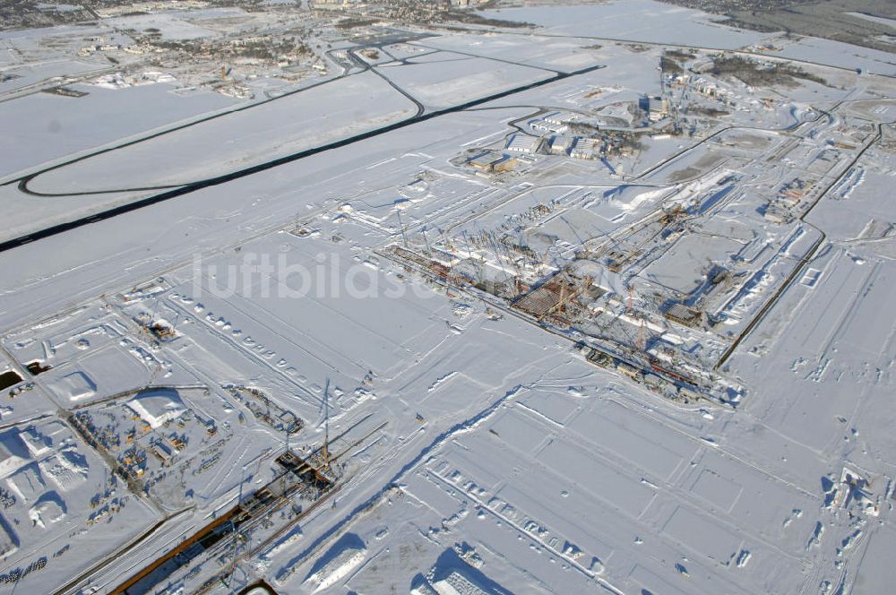 Luftbild SCHÖNEFELD - Blick auf die winterlich verschneite Großbaustelle Neubau Bahnhof BBI am Flughafen Berlin-Schönefeld.