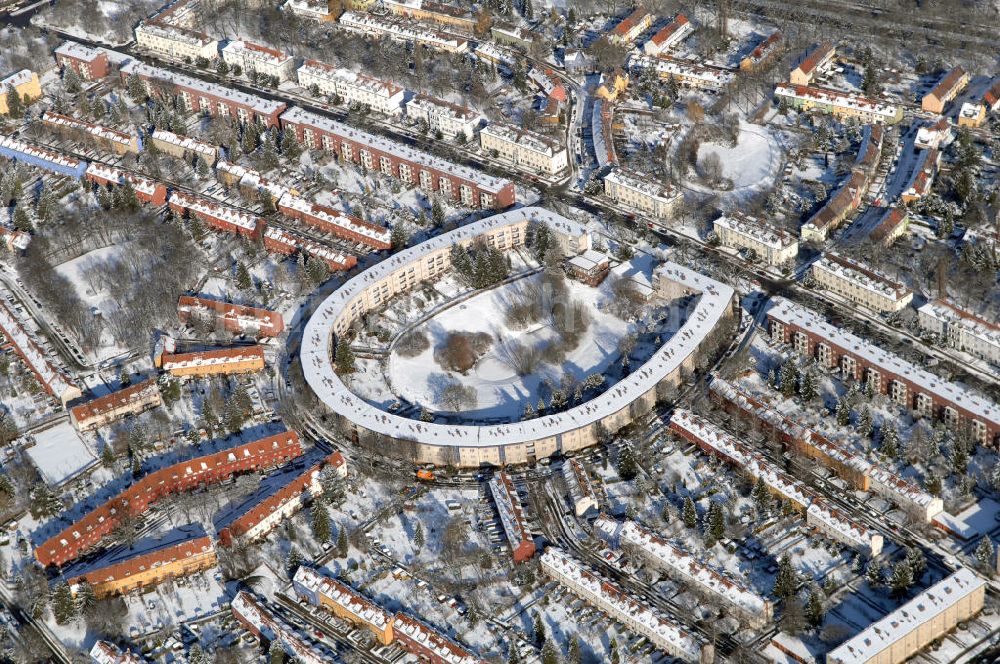 Berlin von oben - Blick auf die winterlich verschneite Hufeisensiedlung in Britz