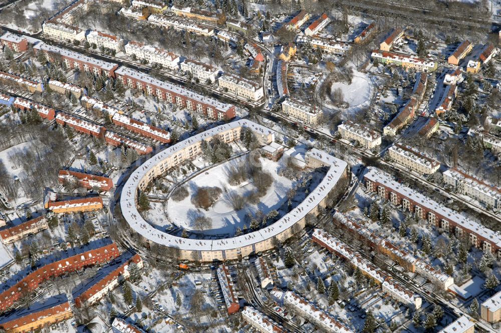 Berlin aus der Vogelperspektive: Blick auf die winterlich verschneite Hufeisensiedlung in Britz