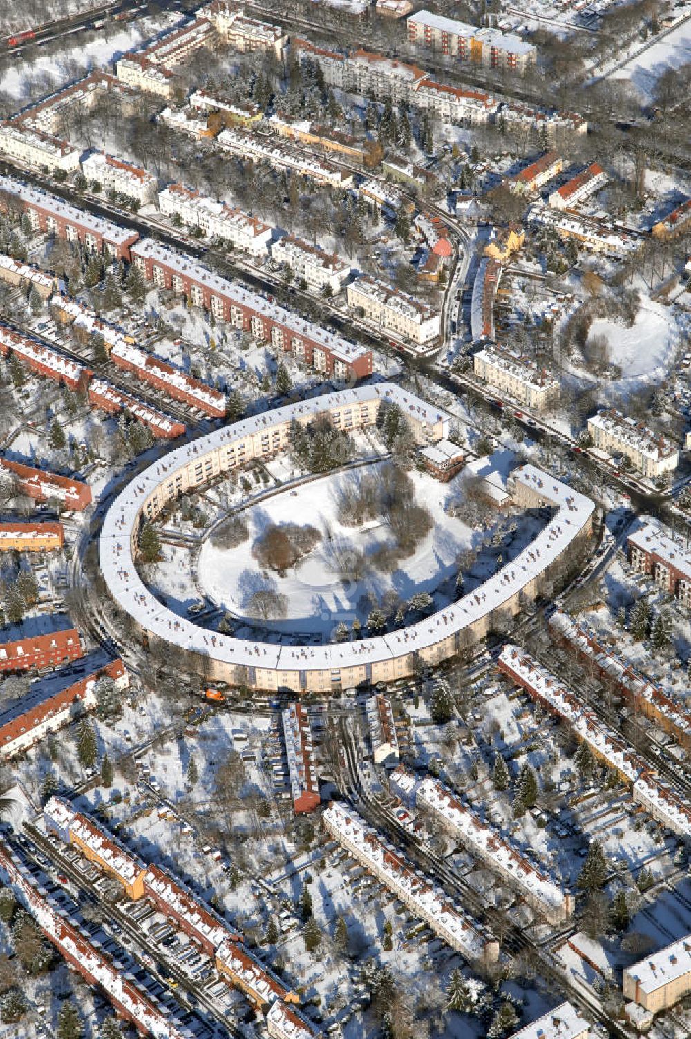 Luftbild Berlin - Blick auf die winterlich verschneite Hufeisensiedlung in Britz