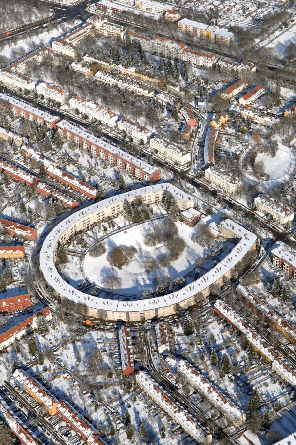 Luftaufnahme Berlin - Blick auf die winterlich verschneite Hufeisensiedlung in Britz