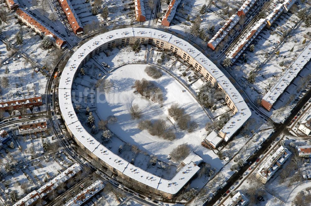 Berlin von oben - Blick auf die winterlich verschneite Hufeisensiedlung in Britz